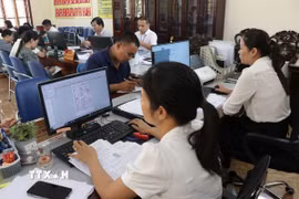 Cán bộ, công chức tiếp nhận hồ sơ, hướng dẫn, giải quyết thủ tục hành chính cho người dân, doanh nghiệp tại Trung tâm phục vụ hành chính công xã Kim Thành, thành phố Hải Phòng. (Ảnh: Mạnh Minh/TTXVN)