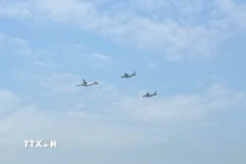 Dàn máy bay diễn tập trên bầu trời Hà Nội chuẩn bị cho A80