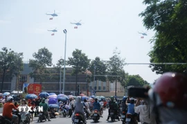 Dàn máy bay trực thăng treo cờ Đảng, cờ Tổ quốc diễn tập chuẩn bị cho đại lễ A80 bay trên bầu trời trung tâm Hà Nội. (Ảnh: Minh Quyết/TTXVN)