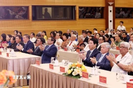 Chủ tịch nước Lương Cường và Thủ tướng Phạm Minh Chính cùng các đồng chí lãnh đạo, nguyên lãnh đạo Đảng, Nhà nước dự hội nghị. (Ảnh: Lâm Khánh/TTXVN)