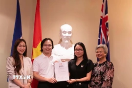 Tổng Lãnh sự Nguyễn Thanh Hà trao giấy khen cho đại diện các bạn sinh viên và tình nguyện viên đã có những đóng góp xuất sắc trong việc tổ chức sự kiện Xuân Quê hương 2025. (Ảnh: Thanh Tú/TTXVN)