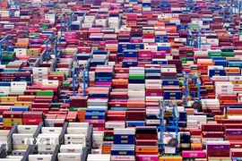 Cảng hàng hóa ở Sơn Đông, Trung Quốc. (Ảnh: THX/TTXVN)