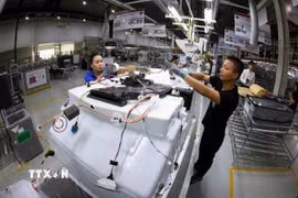Một dây chuyền lắp ráp tại nhà máy của Công ty TNHH LG Electronics Việt Nam Hải Phòng. (Ảnh: Vũ Sinh/TTXVN)
