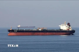 Tàu chở dầu di chuyển qua eo biển Hormuz. (Ảnh: Reuters/TTXVN)
