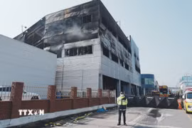 Hiện trường vụ hỏa hoạn tại nhà máy sản xuất phụ tùng ôtô ở thành phố Daejeon, Hàn Quốc. (Ảnh: THX/TTXVN)