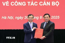 Giáo sư-Tiến sỹ Nguyễn Xuân Thắng trao quyết định bổ nhiệm Phó Giám đốc Học viện Chính trị quốc gia Hồ Chí Minh, Phó Chủ tịch Hội đồng Lý luận Trung ương đối với Phó Giáo sư-Tiến sỹ Nguyễn Mạnh Hùng. (Ảnh: TTXVN phát)