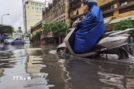 Ngập trong phố Mạc Thị Bưởi. (Ảnh: Thanh Tùng/TTXVN)