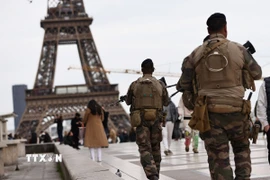 Binh sỹ Pháp tuần tra tại thủ đô Paris. (Ảnh: THX/TTXVN)