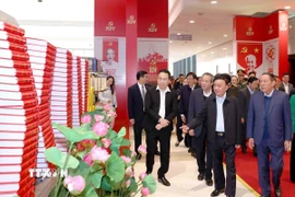 Thường trực Ban Bí thư Trần Cẩm Tú kiểm tra Khu trưng bày các ấn phẩm xuất bản tại Đại hội Đảng lần thứ XIV. (Ảnh: Phương Hoa/TTXVN)