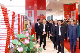 Thường trực Ban Bí thư Trần Cẩm Tú kiểm tra Khu trưng bày các ấn phẩm xuất bản tại Đại hội Đảng lần thứ XIV. (Ảnh: Phương Hoa/TTXVN)