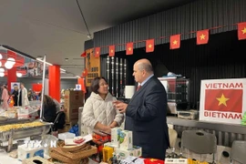 Đại sứ Việt Nam tại Hy Lạp Phạm Thị Thu Hương giới thiệu về Việt Nam với quan chức Hy Lạp. (Ảnh: TTXVN phát)