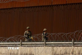 Lực lượng biên phòng Mỹ gác tại khu vực bức tường biên giới với Mexico. (Ảnh: Reuters/TTXVN)