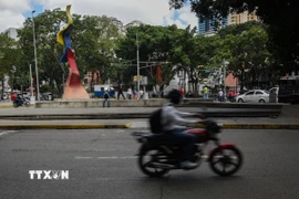 Người dân di chuyển trên đường phố tại Caracas, Venezuela. (Ảnh: THX/TTXVN)