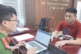 Đối tượng cầm đầu Châu Chí Phước tại cơ quan điều tra. (Ảnh: TTXVN phát)