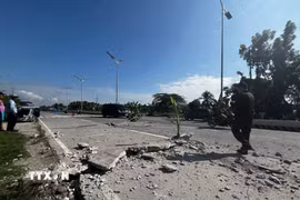 Một đoạn đường bị nứt sau động đất tại tỉnh Nam Cotabato, Philippines ngày 8/6. (Ảnh: THX/TTXVN)