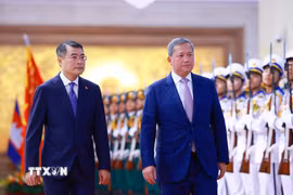 Thủ tướng Lê Minh Hưng và Thủ tướng Campuchia Hun Manet duyệt Đội danh dự Quân đội nhân dân Việt Nam. (Ảnh: Dương Giang/TTXVN)