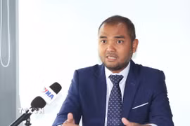 Tiến sỹ Gnel Rattha, Chủ tịch Hội Doanh nhân Campuchia-Nga, chuyên gia địa chính trị và kinh tế quốc tế tại Phnom Penh, trả lời phỏng vấn TTXVN. (Ảnh: Minh Hưng/TTXVN)