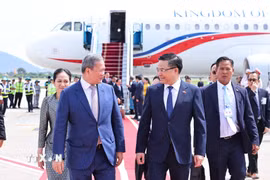 Bộ trưởng Bộ Công Thương Lê Mạnh Hùng đón Thủ tướng Campuchia Samdech Moha Borvor Thipadei Hun Manet tại Sân bay quốc tế Nội Bài (Hà Nội). (Ảnh: Minh Đức/TTXVN)