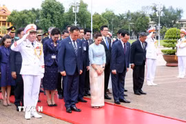 Thủ tướng Vương quốc Thái Lan Anutin Charnvirakul và Phu nhân đến đặt vòng hoa và vào Lăng viếng Chủ tịch Hồ Chí Minh. (Ảnh: Phạm Kiên/TTXVN)