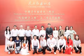 Đại diện thanh niên hai nước Việt Nam-Trung Quốc và hai nước chụp ảnh chung. (Ảnh: Công Tuyên/TTXVN)
