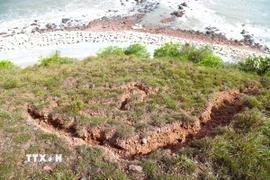 Một cung sạt lở, sụt trượt trên núi Mộ Dạ xuất hiện trên núi Mộ Dạ có nguy cơ đổ sập hàng trăm khối đất xuống đường ven biển nếu xảy ra mưa lớn, kéo dài. (Ảnh: Xuân Tiến/TTXVN)