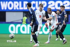Harry Kane tung cú dứt điểm về phía khung thành giữa vòng vây của hàng thủ Argentina. (Ảnh: AFP/TTXVN)