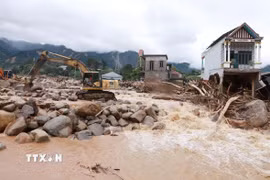 Sở Xây dựng phối hợp với Ban 2, Bộ Xây dựng tập trung nhân lực, phương tiện, máy móc, nguyên vật liệu gấp rút thông tuyến nhanh nhất, tránh ùn tắc trên Quốc lộ 32 đoạn qua xã Mường Than. (Ảnh: Quý Trung/TTXVN)