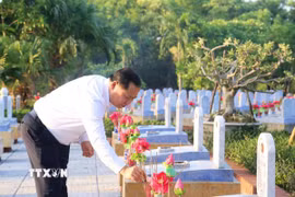Phó Bí thư Thường trực Đảng ủy, Phó Chủ tịch Ủy ban Trung ương Mặt trận tổ quốc Việt Nam Nguyễn Phi Long dâng hương tri ân các Anh hùng liệt sỹ tại Nghĩa trang Liệt sỹ quốc gia Đường 9. (Ảnh: Tường Vi/TTXVN)