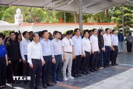 Đoàn công tác Đảng ủy Mặt trận Tổ quốc, các đoàn thể Trung ương dâng hương tại Khu mộ 10 nữ liệt sỹ thanh niên xung tại Ngã ba Đồng Lộc. (Ảnh: Hữu Quyết/TTXVN)