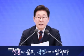 Tổng thống Hàn Quốc Lee Jae Myung phát biểu trong cuộc họp báo nhân dịp tròn một tháng nhậm chức. (Ảnh: Yonhap/TTXVN)