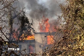 Ngôi nhà bị thiêu rụi do cháy rừng tại Varnavas, Hy Lạp. (Ảnh: THX/TTXVN)
