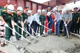 Các đại biểu thực hiện nghi thức hợp long cầu Phong Châu mới. (Ảnh: Tạ Toàn/TTXVN)