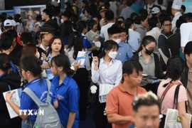 Đông đảo người lao động đến với “Ngày hội việc làm - Cảng hàng không quốc tế Long Thành.” (Ảnh: Công Phong/TTXVN)