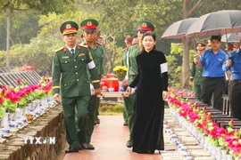 Ủy viên dự khuyết Trung ương Đảng, Phó Bí thư Thường trực Tỉnh ủy, Chủ tịch Hội đồng Nhân dân tỉnh Đồng Nai Tôn Ngọc Hạnh tiễn đưa anh linh các Anh hùng liệt sỹ về nơi an nghỉ cuối cùng. (Ảnh: Nhật Bình/TTXVN)