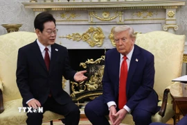 Tổng thống Lee Jae Myung (trái) hội đàm với Tổng thống Mỹ Donald Trump tại Washington DC., ngày 25/8. (Ảnh: YONHAP/TTXVN)