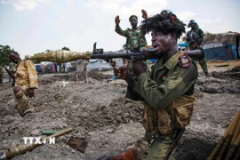 Binh sỹ Quân đội giải phóng nhân dân Sudan sử dụng vũ khí tại Lelo, ngoại ô Malakal, phía Bắc Nam Sudan. (Ảnh: AFP/TTXVN)