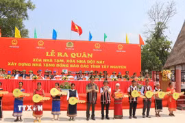 Trung tướng Phạm Thế Tùng, Thứ trưởng Bộ Công an, trao chìa khóa tượng trưng và quà của Bộ trưởng Bộ Công an cho các hộ gia đình thuộc diện xóa nhà tạm, dột nát của tỉnh Kon Tum. (Ảnh: Cao Nguyên/TTXVN)