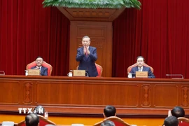 Tổng Bí thư Tô Lâm cùng Chủ tịch Quốc hội Trần Thanh Mẫn và Thường trực Ban Bí thư Trần Cẩm Tú đồng chủ trì cuộc gặp mặt. (Ảnh: Thống Nhất/TTXVN)