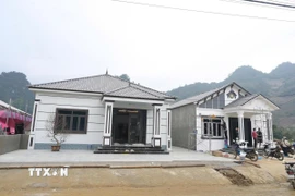 Những ngôi nhà mới khang trang của vùng lũ Làng Chút. (Ảnh: Hương Thu/TTXVN)