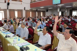 Đại biểu tham gia biểu quyết thông qua danh sách những người đủ tiêu chuẩn ứng cử. (Ảnh: Phạm Minh Tuấn/TTXVN)