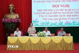 Lãnh đạo Ủy ban Mặt trận Tổ quốc Việt Nam tỉnh Vĩnh Long điều hành Hội nghị. (Ảnh: Phạm Minh Tuấn/TTXVN)