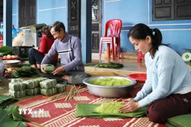 Gói bánh chưng mặt trăng. (Ảnh: Tường Vi/TTXVN)