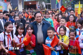 Thủ tướng Phạm Minh Chính với học sinh tham dự Lễ khởi công dự án Trường tiểu học Cẩm Thạch. (Ảnh: Dương Giang/TTXVN)