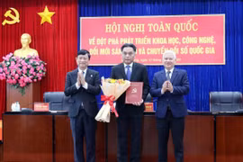 Lãnh đạo Tỉnh ủy Bình Dương trao quyết định chuẩn y ông Nguyễn Lộc Hà giữ chức Phó Bí thư Tỉnh ủy nhiệm kỳ 2023-2025. (Ảnh: TTXVN phát)