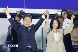 Ông Lee Jae-myung (trái) mừng chiến thắng sau khi đắc cử Tổng thống Hàn Quốc. (Ảnh: YONHAP/TTXVN)