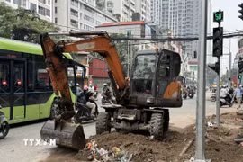 Dự án mở rộng đường Nguyễn Tuân hiện đã đạt khoảng 80-85% khối lượng công việc, công nhân đang gấp rút hoàn thiện các chi tiết kỹ thuật trên công trường. (Ảnh: Quốc Lũy/TTXVN)