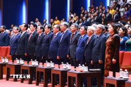 Tổng Bí thư, Chủ tịch nước Tô Lâm cùng các đại biểu thực hiện nghi lễ chào cờ. (Ảnh: Dương Giang/TTXVN)