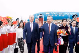 Lễ đón Tổng Bí thư, Chủ tịch nước Tô Lâm cùng Phu nhân tại sân bay quốc tế Thủ đô Bắc Kinh. (Ảnh: Thống Nhất/TTXVN)
