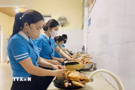 Các nhà trường chủ động kiểm soát chất lượng, nguồn gốc thực phẩm tại bếp ăn bán trú. (Ảnh: TTXVN phát)