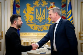 Ông Dan Driscoll và Tổng thống Ukraine Volodymyr Zelensky. (Nguồn: Văn phòng Tổng thống Ukraine)